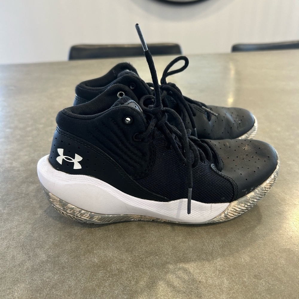 Youth boys basketball shoes. Size 1.5. Good condition. Black and white.